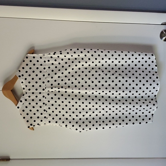 White and black polka dot notch collar blouse with tie waist detail, size L. - Picture 2 of 2
